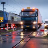 ProRail en TLN waarschuwen beroepschauffeurs na treinbotsing met vrachtwagen